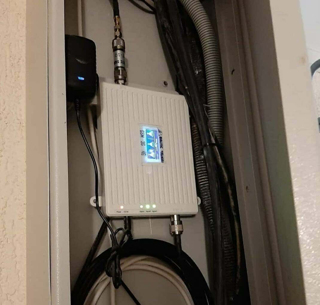 Shelf-mounted signal booster set - Tenderyard