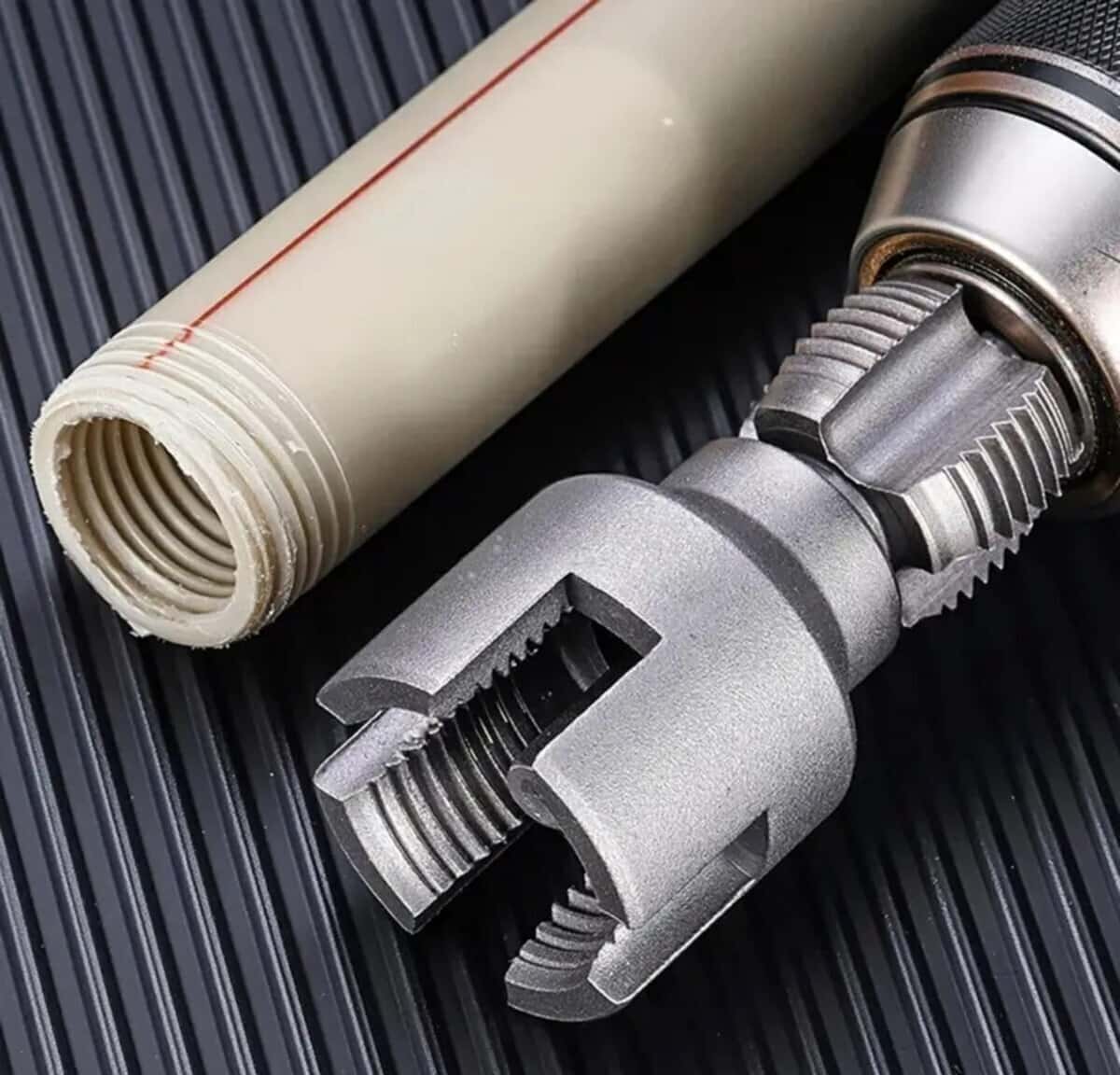 Thread cutting tool for plastic pipes - Tenderyard