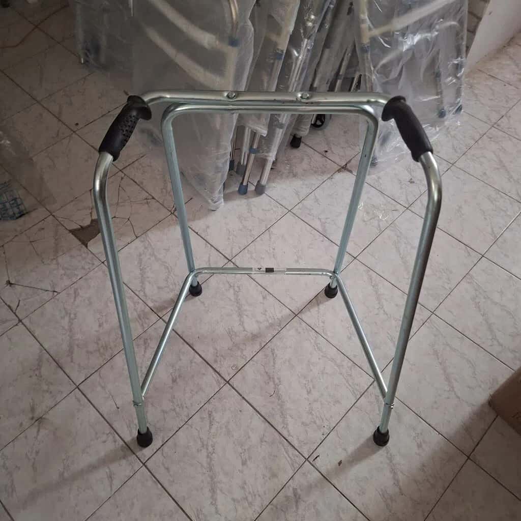 Metal walking frame (Walker) for patients - Tenderyard