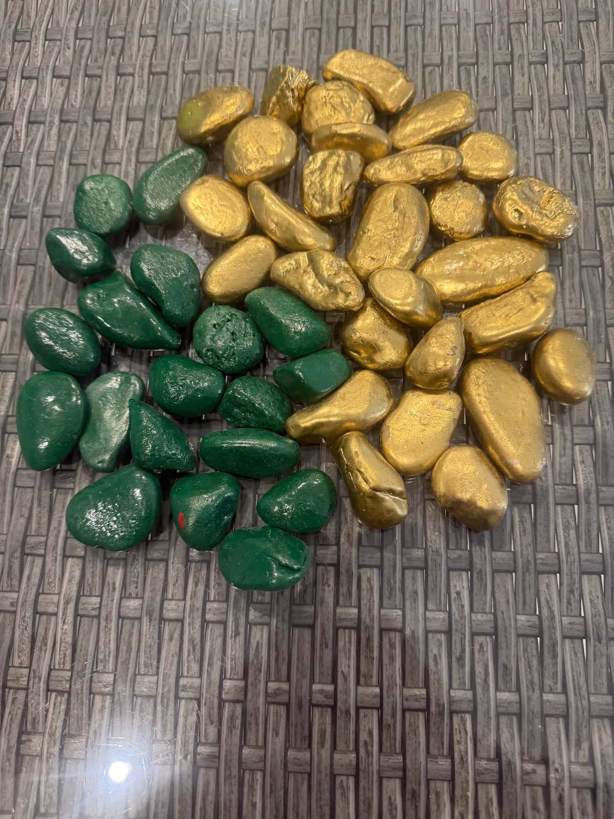 Gold and green decorative stones - Tenderyard