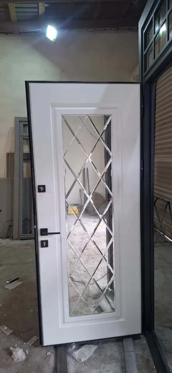 Mirrored metal entrance door - Tenderyard