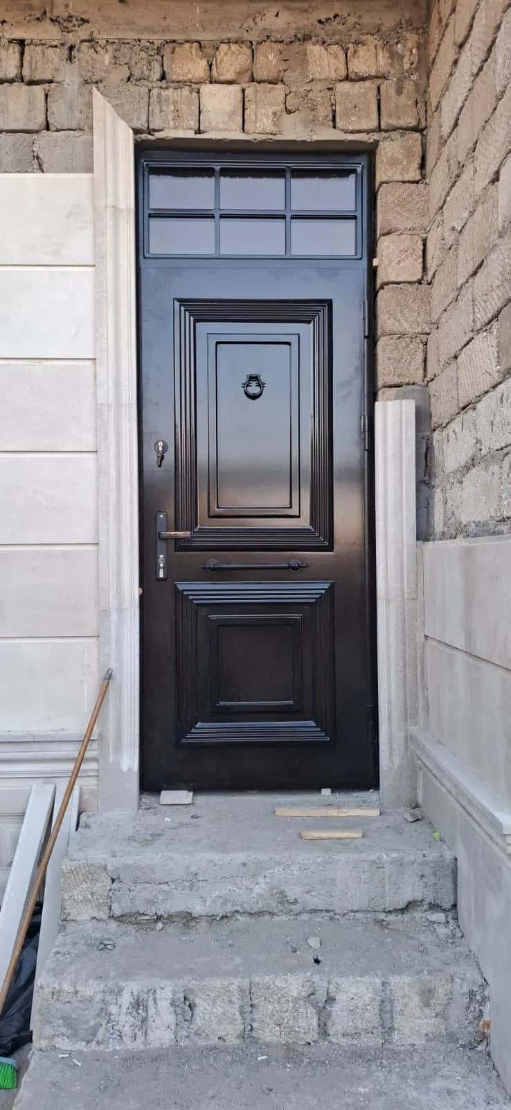 Black metal entrance door - Tenderyard
