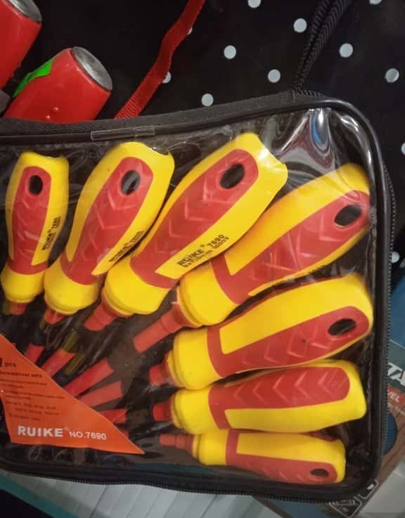 Universal screwdriver and bit set - Tenderyard
