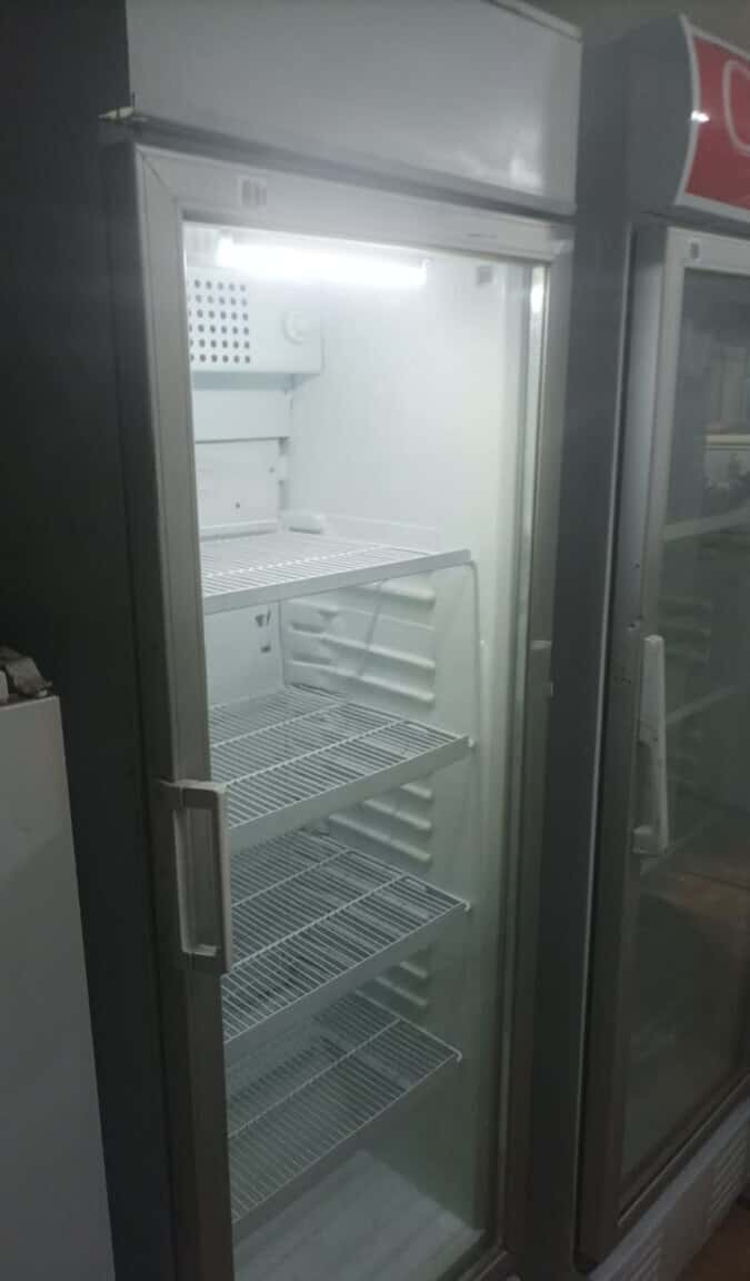Single-door refrigerated display case - Tenderyard