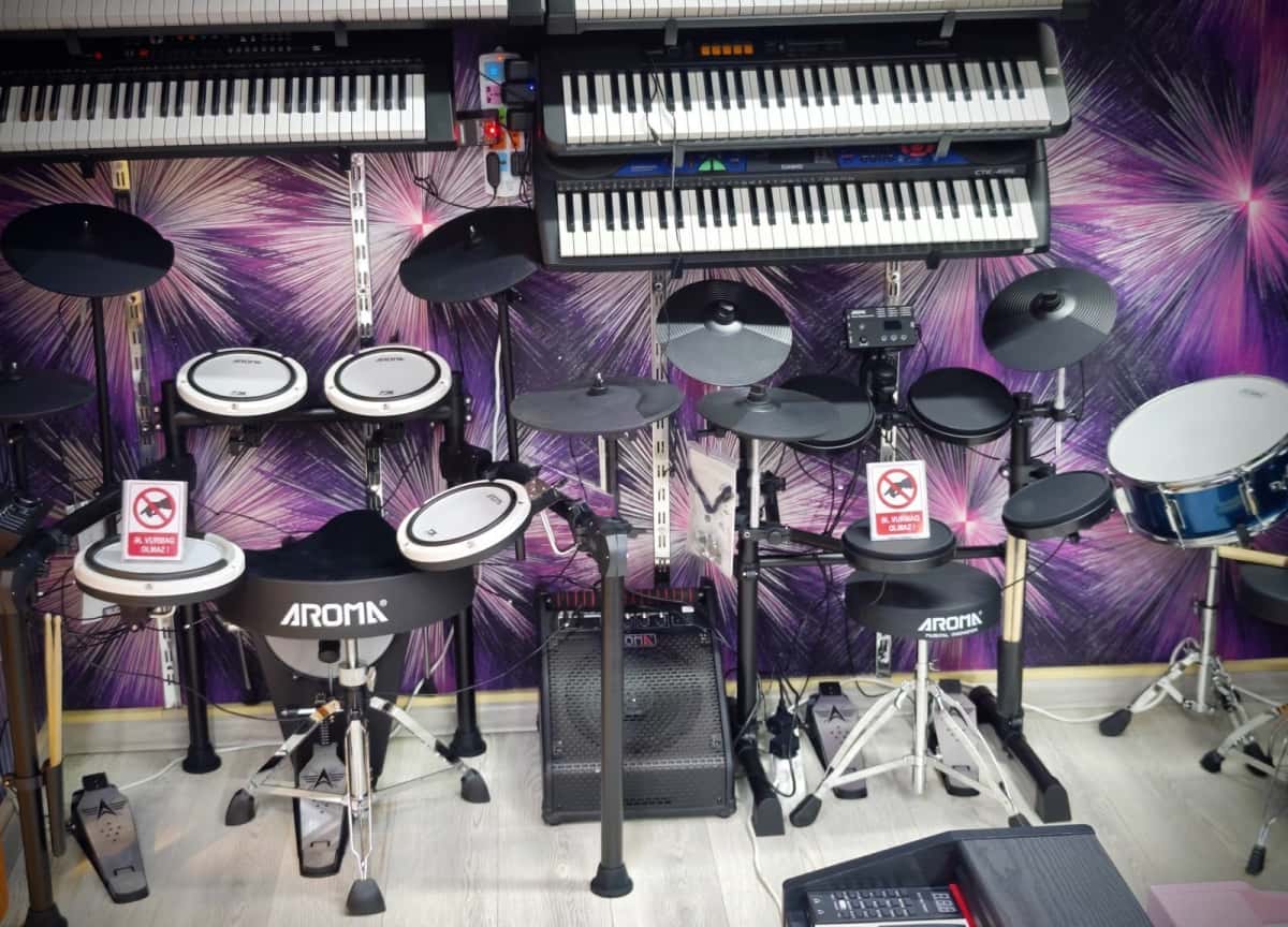 Tama acoustic drum set - Tenderyard