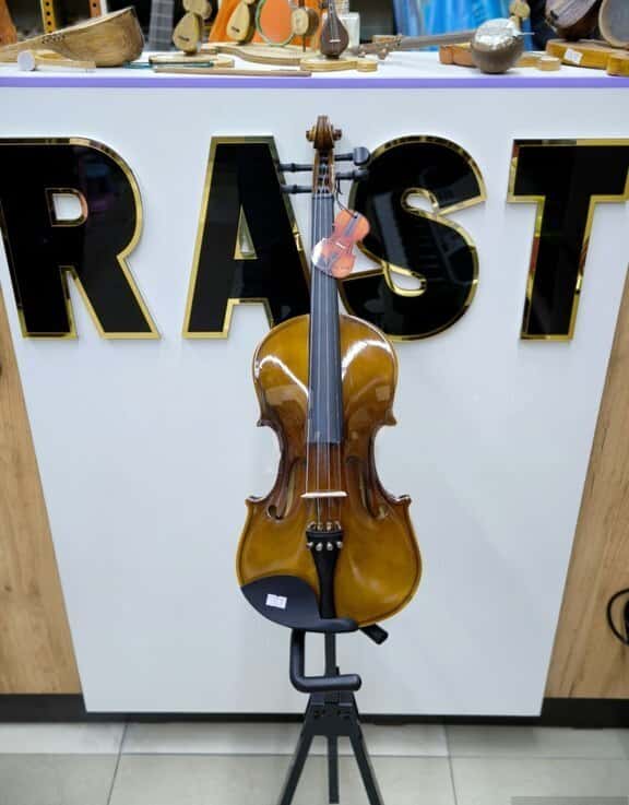 Victoria 4/4 Violin - Tenderyard