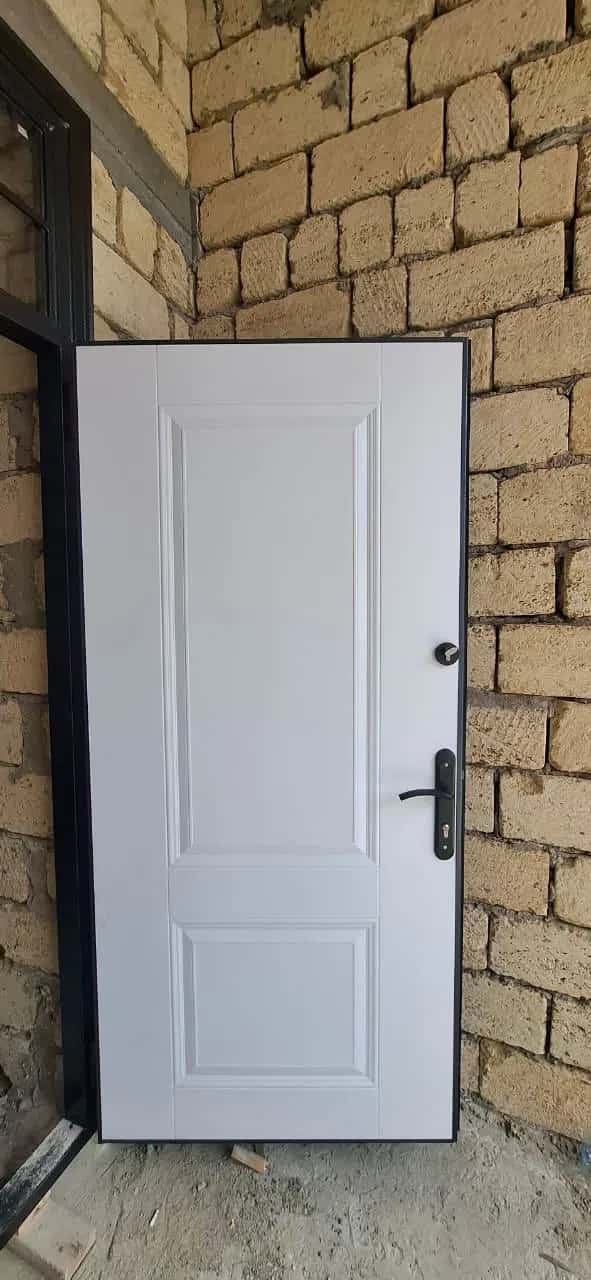 White entrance door - Tenderyard