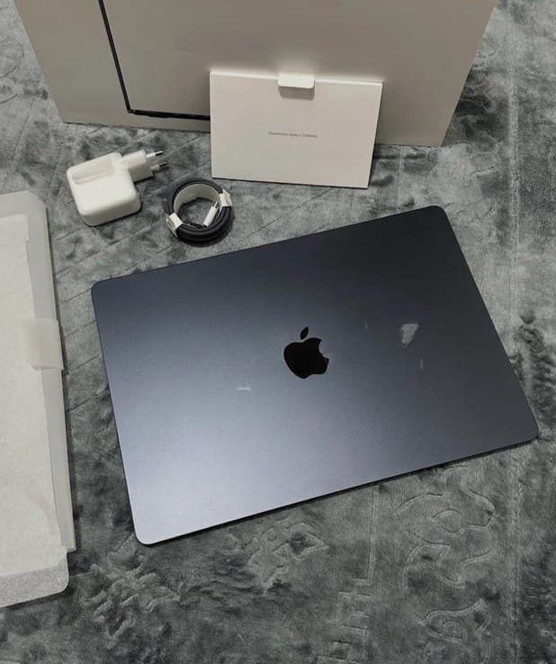 Apple markalı notbuk, Boz rəng