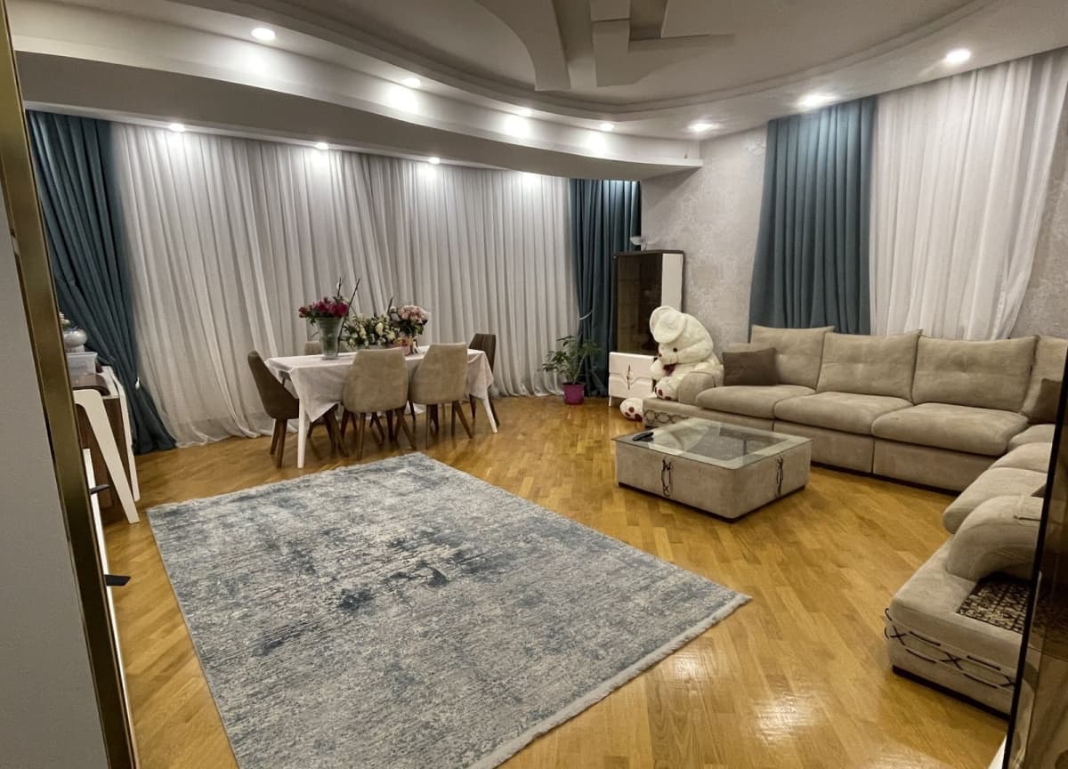3 otaqlı mənzil 135 m² satılır