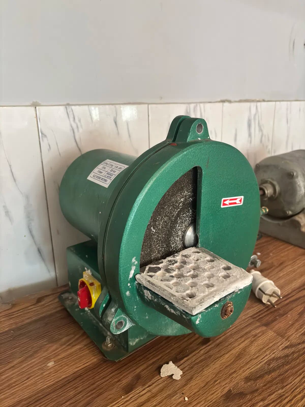 Alçı kəsmə motoru