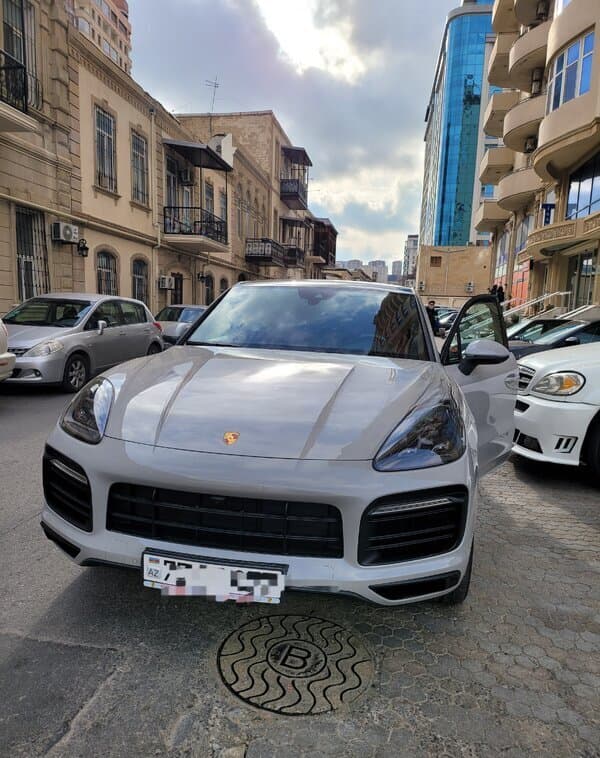 Uşaq üçün kirayə avtomobil Porsche Cayenne 2022