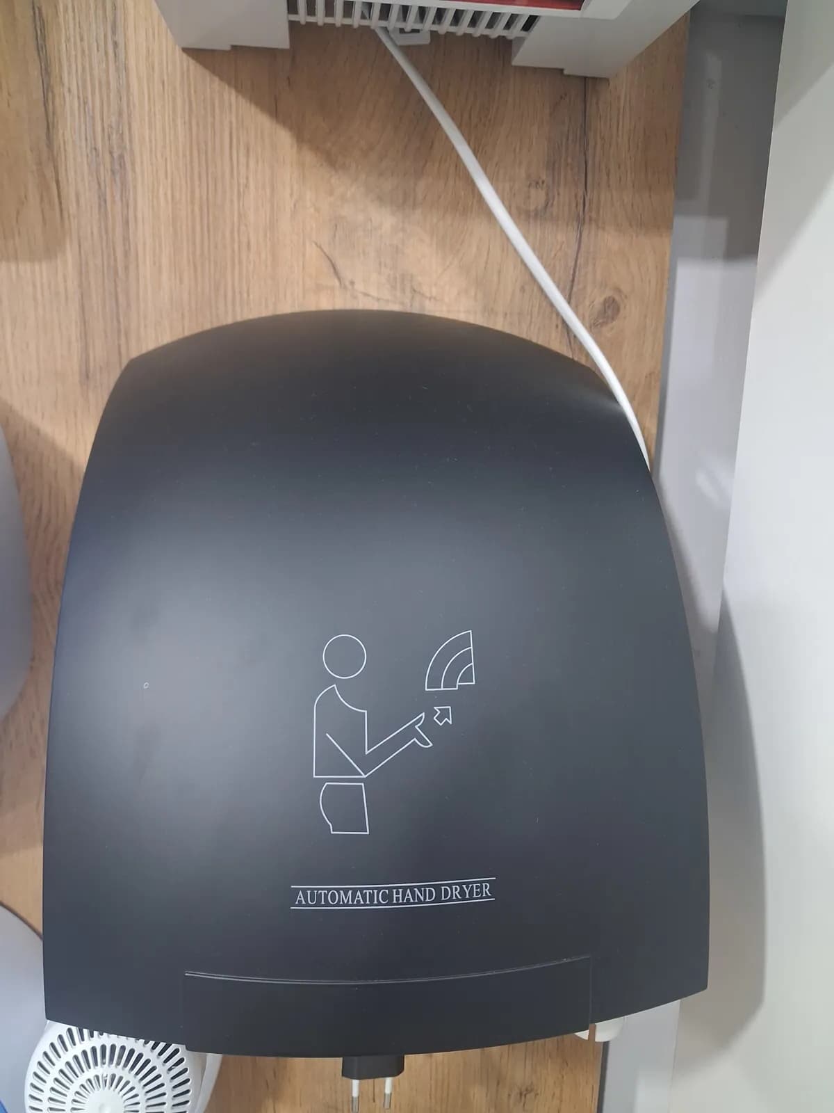 Sensorlu avtomatik əl qurutma aparatı