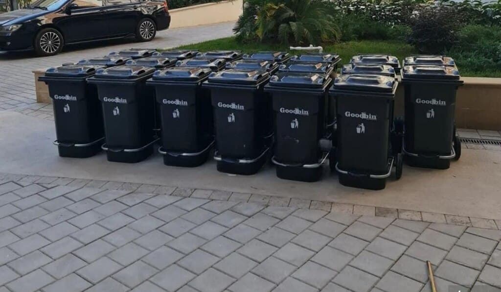 Plastik tullantı qabları, müxtəlif ölçülərdə
