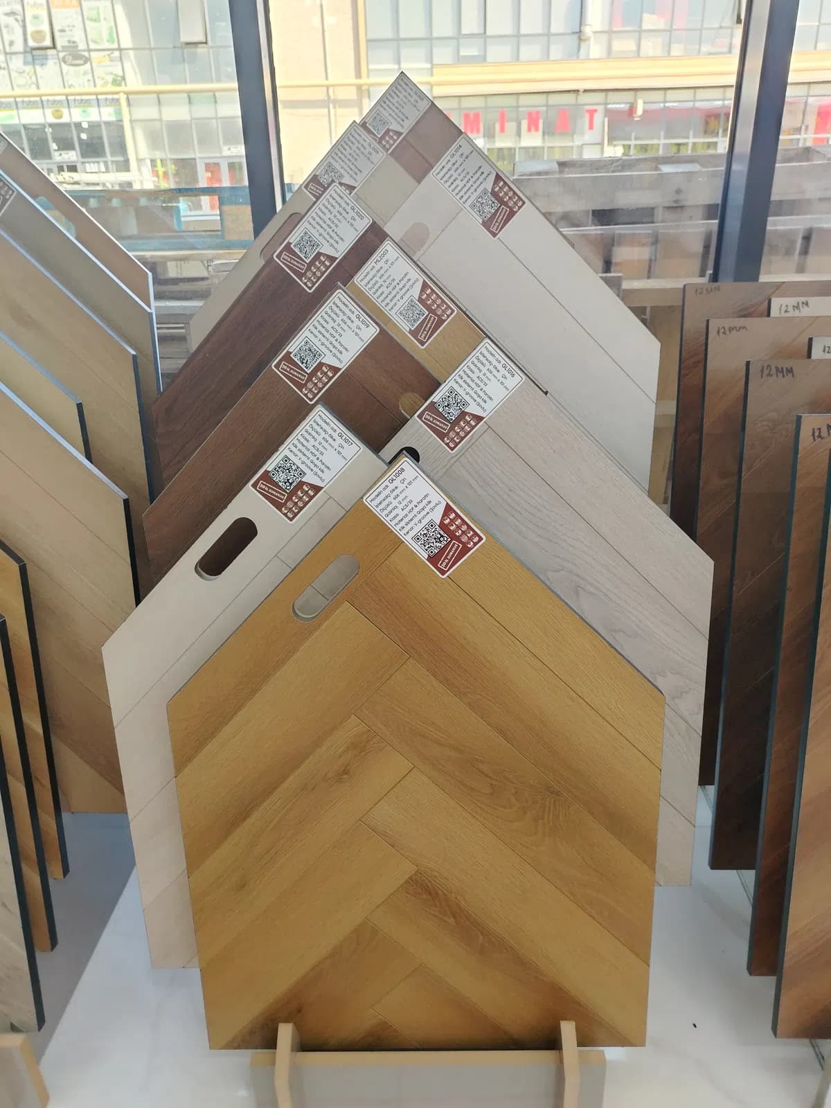 Chevron dizaynlı 12 mm laminat döşəmə