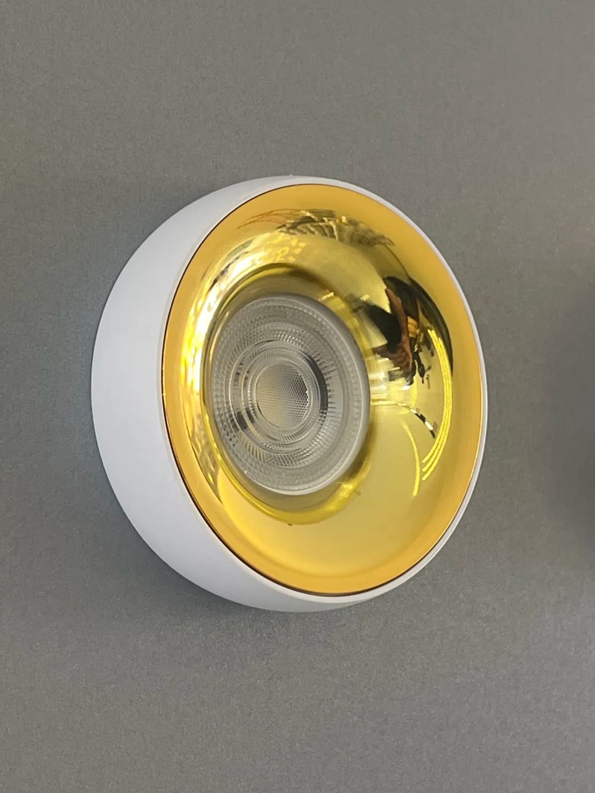 LED lampa, Ağ rəng