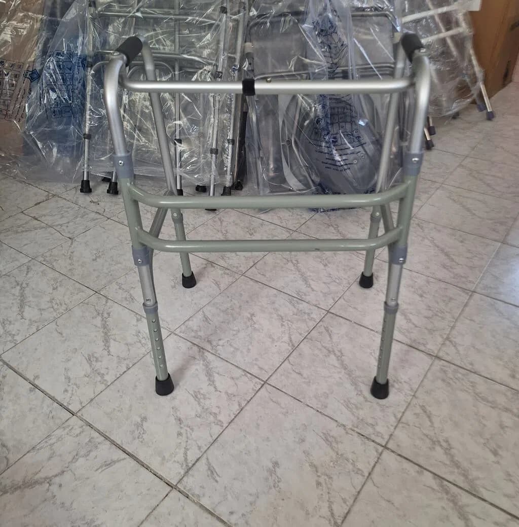 Xəstələr üçün hündürlüyü tənzimlənən hərəkətli yürütücü (Walker)
