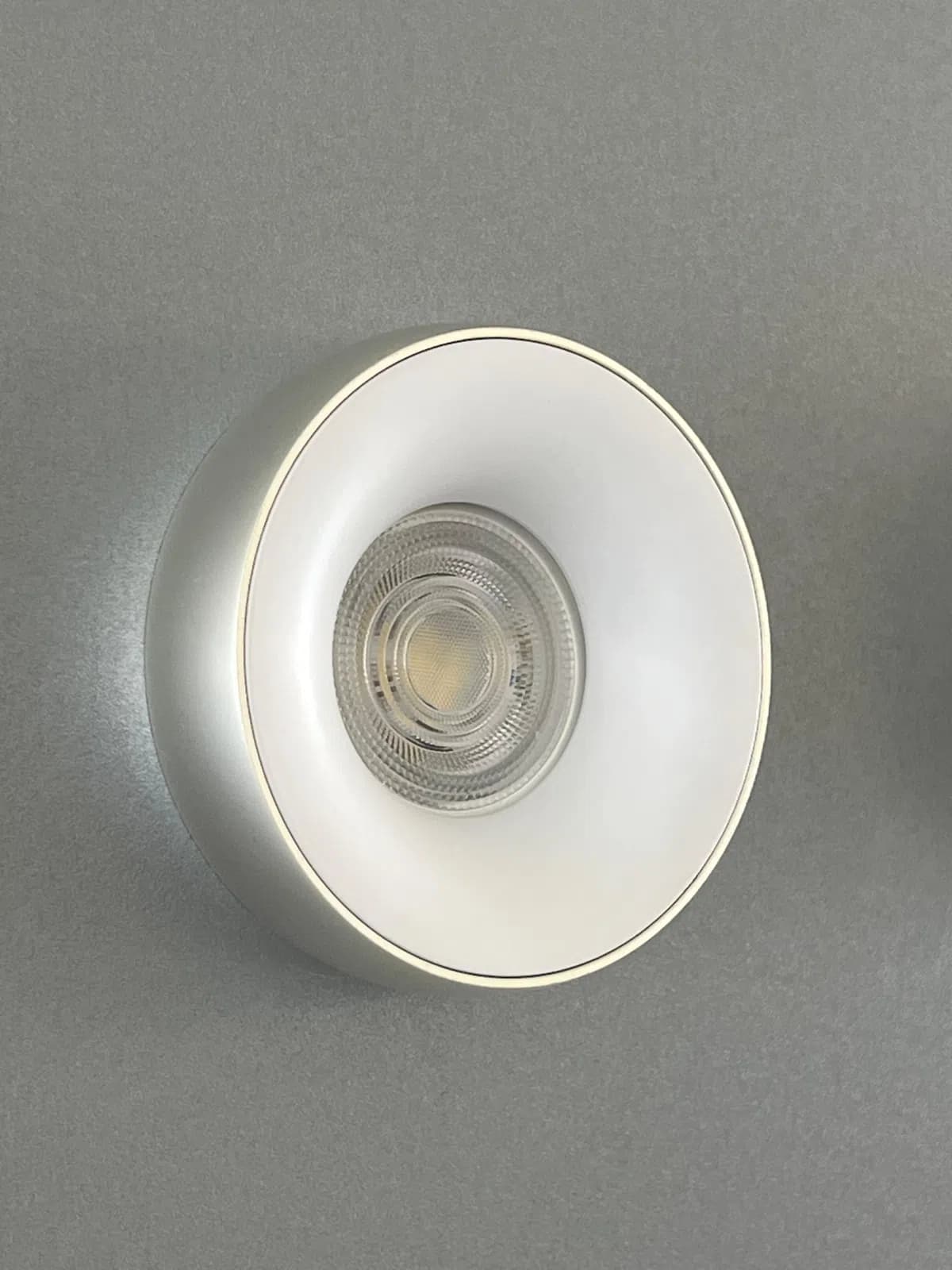 LED lampa, Ağ rəng