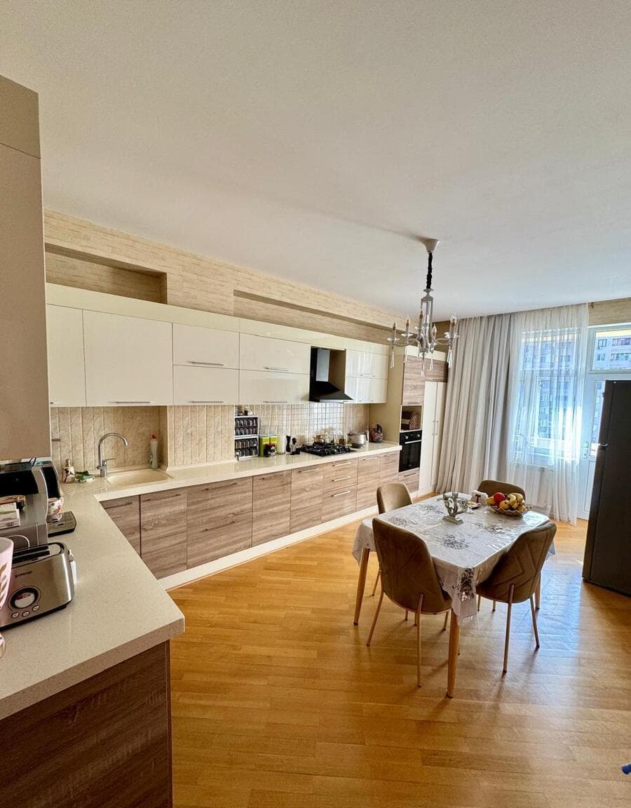 3 otaqlı mənzil 140 m² satılır