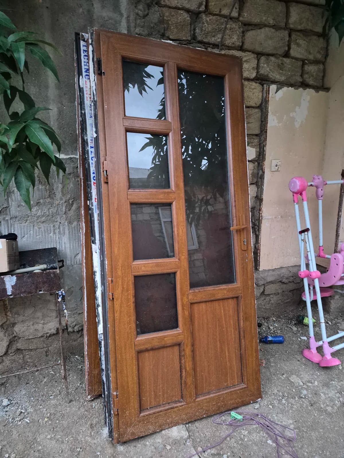 Taxta teksturalı şüşəli plastik qapı