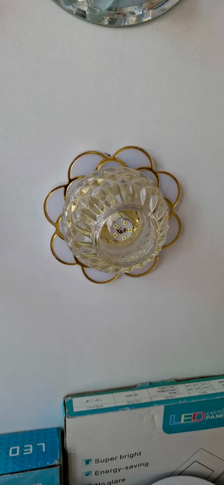 LED lampa, Ağ rəng