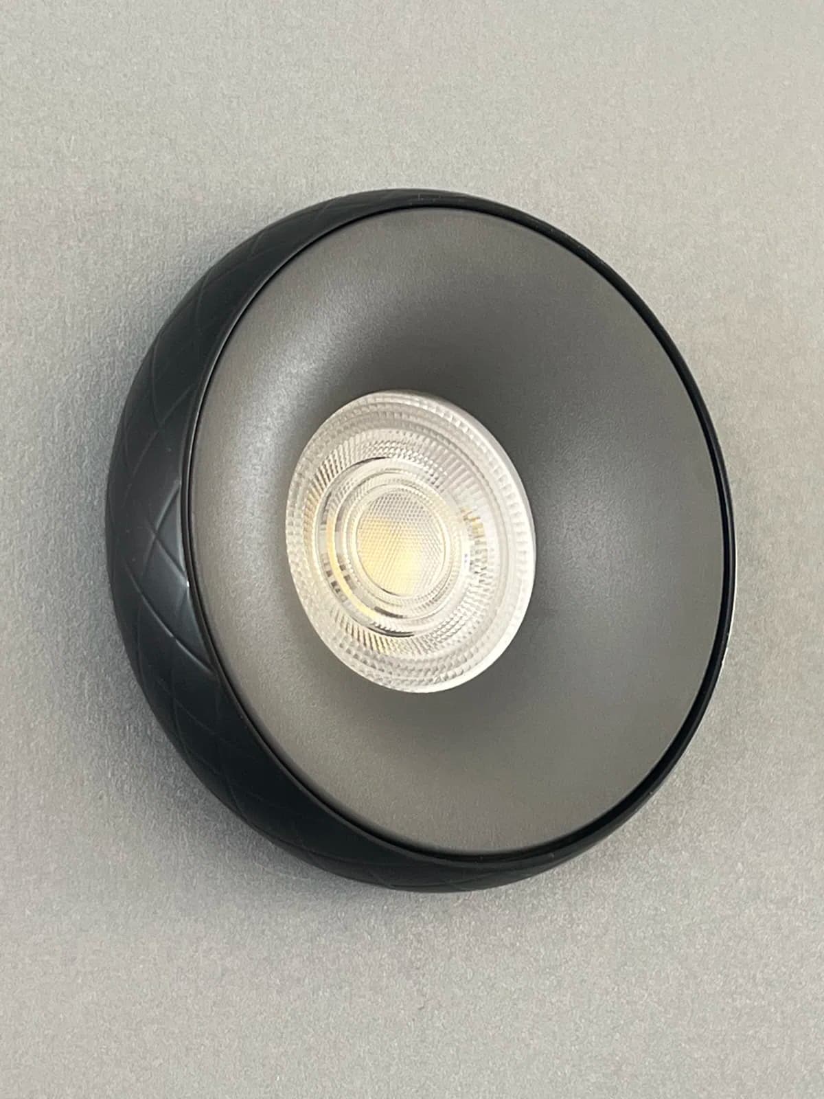 LED lampa, Qara rəng