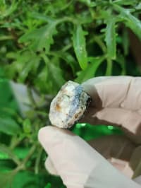 UV işığında narıncı parlayan təbii mineral nümunəsi — şəkil 2