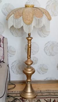 Ayaqlı lampa, Qızılı rəng — şəkil 1