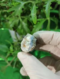 UV işığında narıncı parlayan təbii mineral nümunəsi — şəkil 12