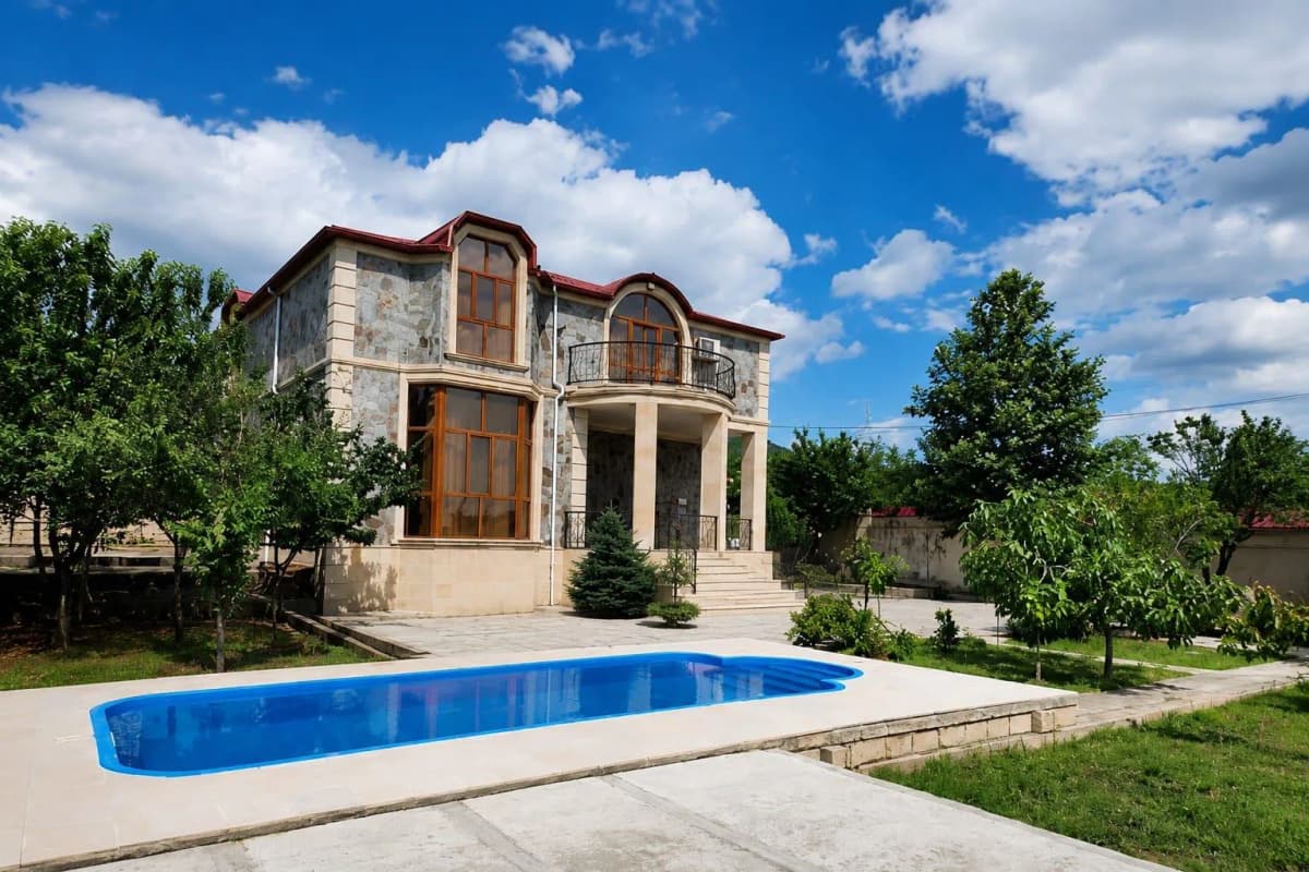 5 otaqlı həyət evi 200 m² satılır