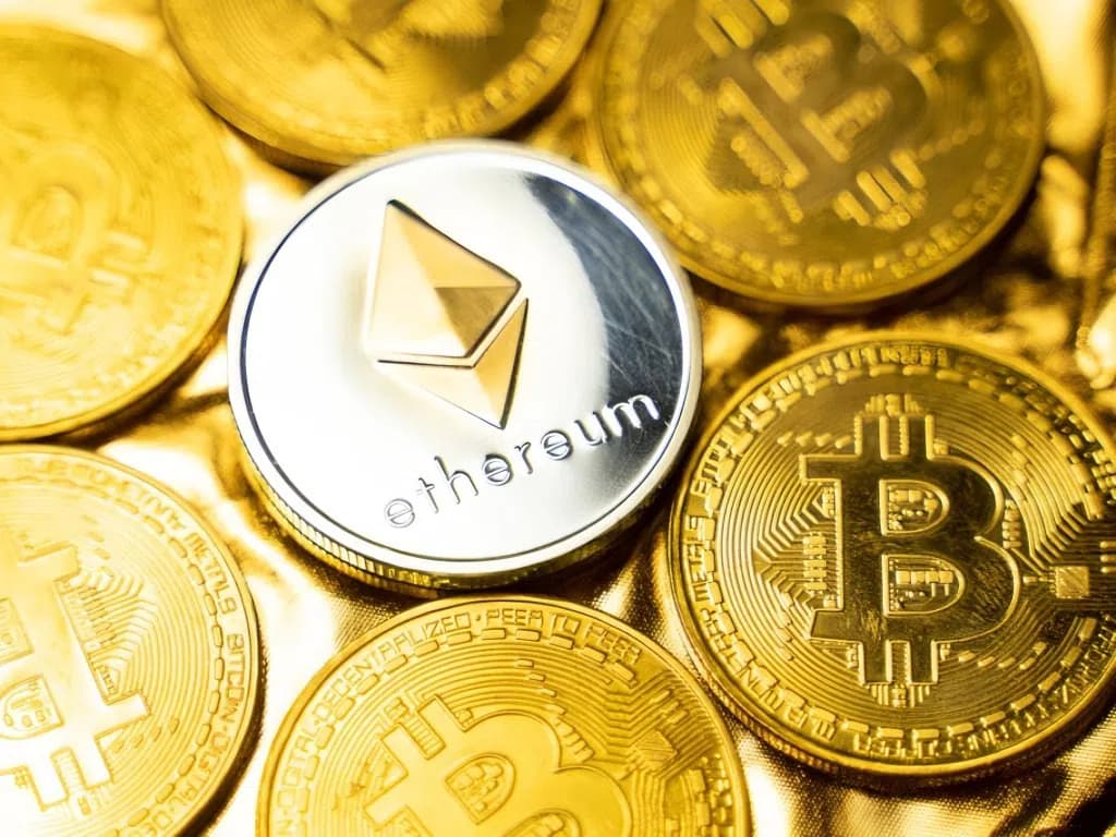 Bitcoin və Ethereum fiziki kolleksiya sikkələri
