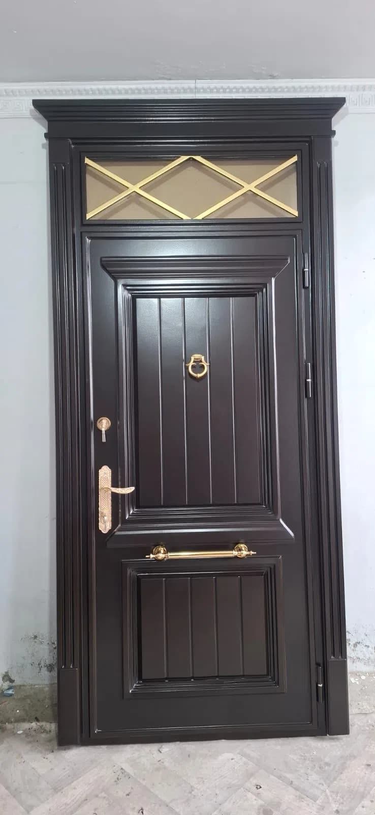 Qızılı aksesuarlı şık giriş qapısı