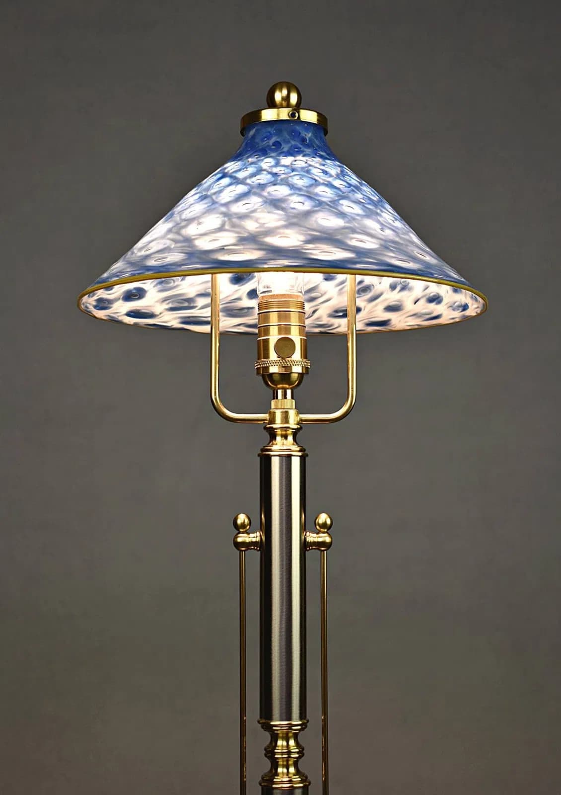 Ayaqlı lampa, Qızılı rəng