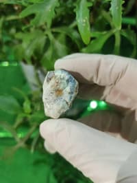 UV işığında narıncı parlayan təbii mineral nümunəsi — şəkil 10