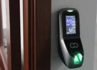 Access control sistemi kart və biometrik oxuyucu — şəkil 15