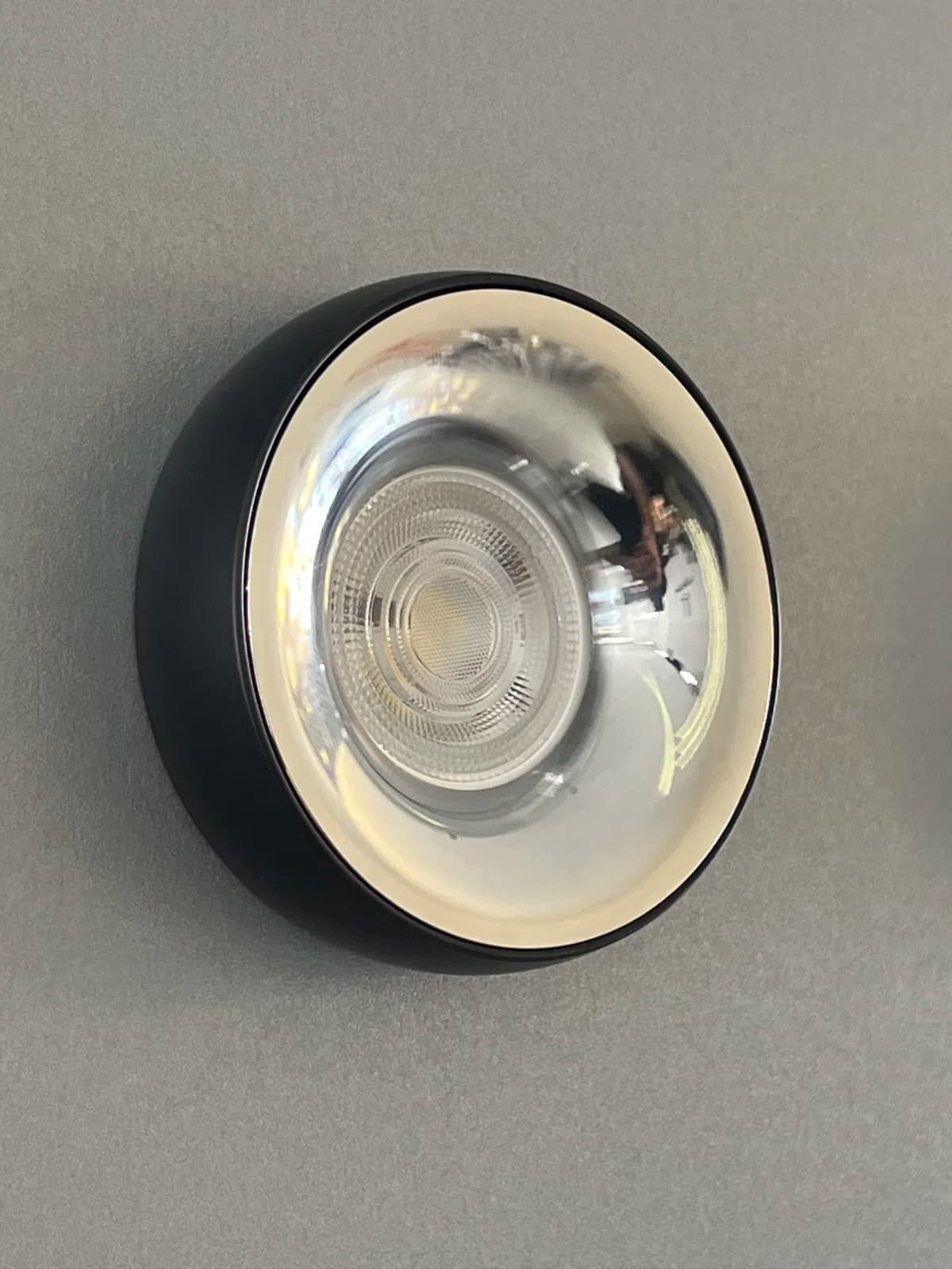 LED lampa, Qara rəng