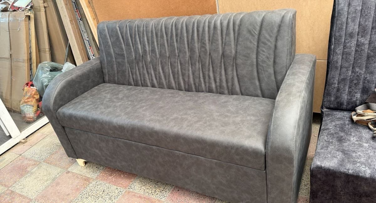 İki yerli divan, Boz rəng
