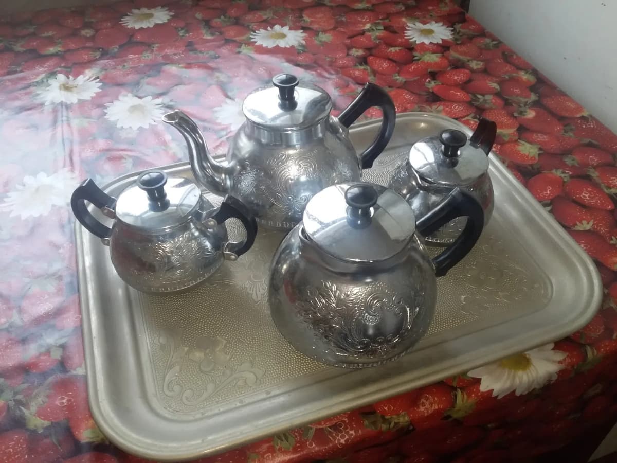 Naxışlı metal çaydan dəsti sinisi ilə