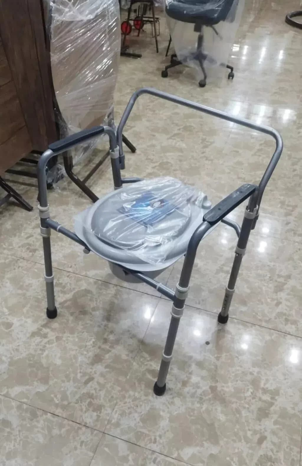 Xəstələr üçün qatlanan unitaz kreslosu