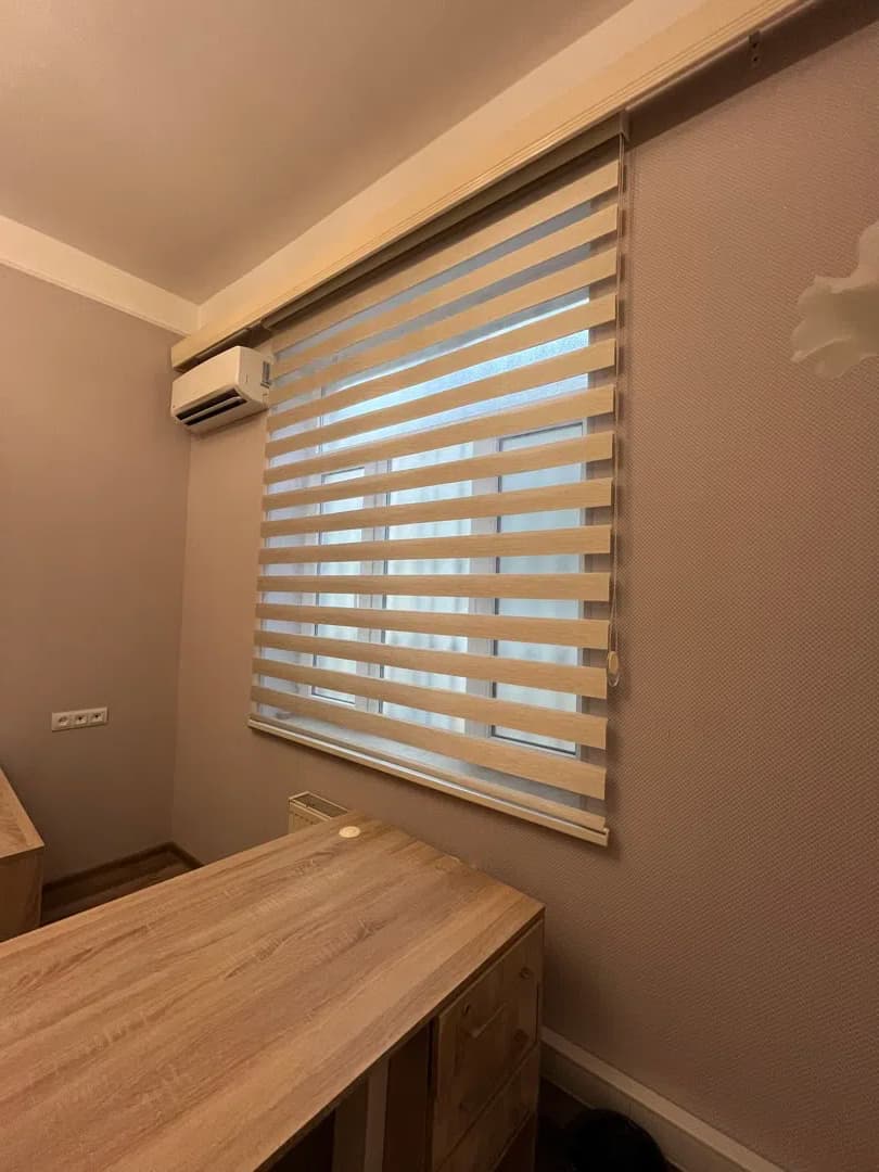 Ağ rəng pərdə, jalüz