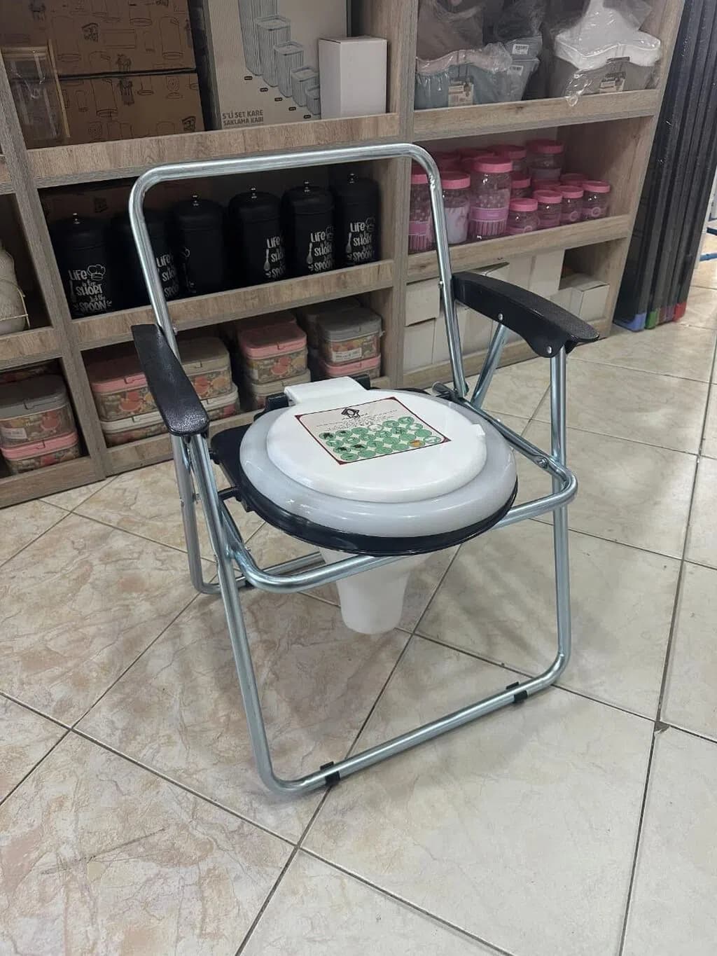 Xəstə üçün qatlanan sanitar kreslo (qarşok)