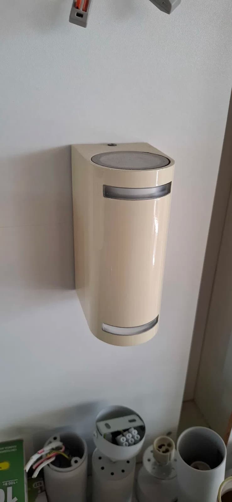 Divar lampası, Bej rəng