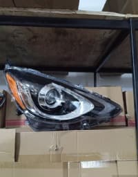 Sağ ön fara Toyota Prius C — şəkil 1
