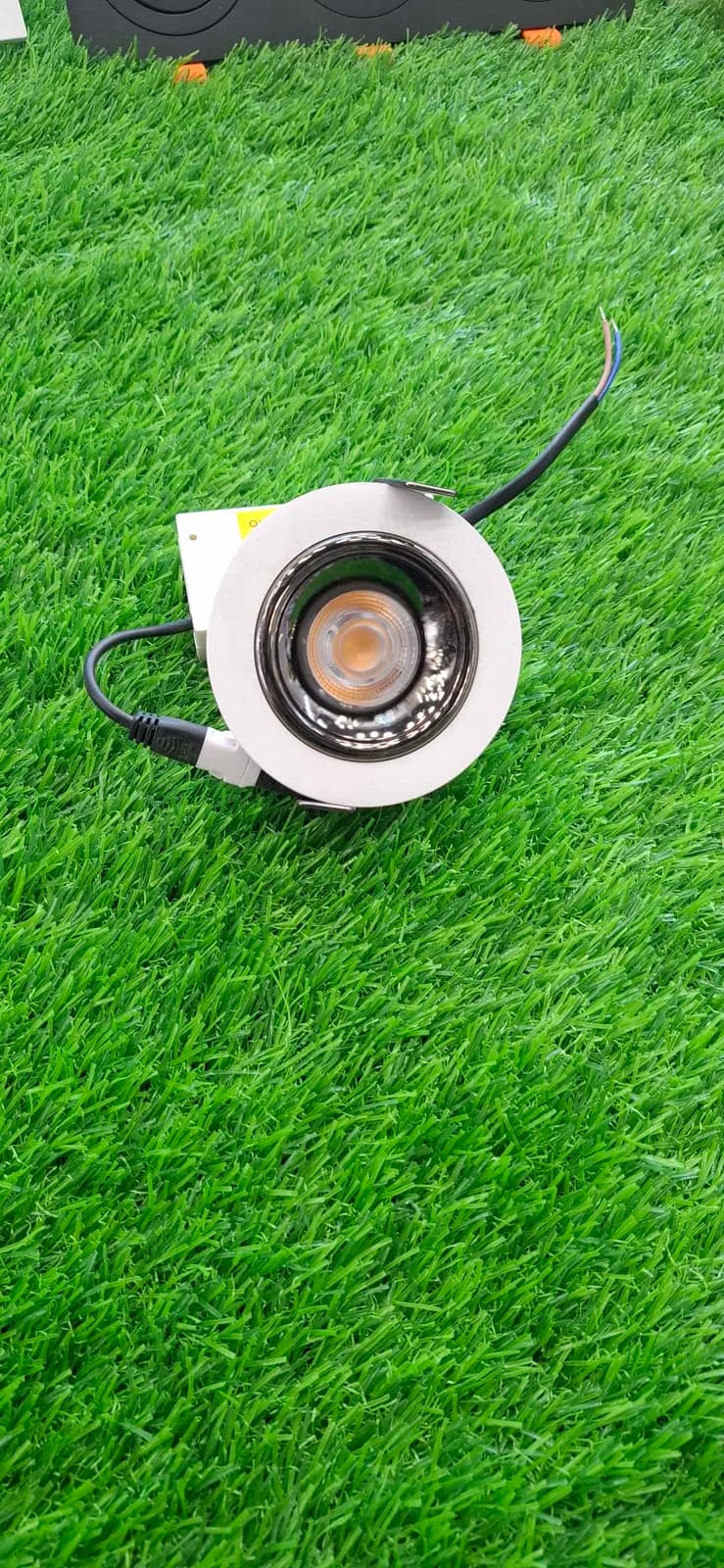LED lampa, Ağ rəng