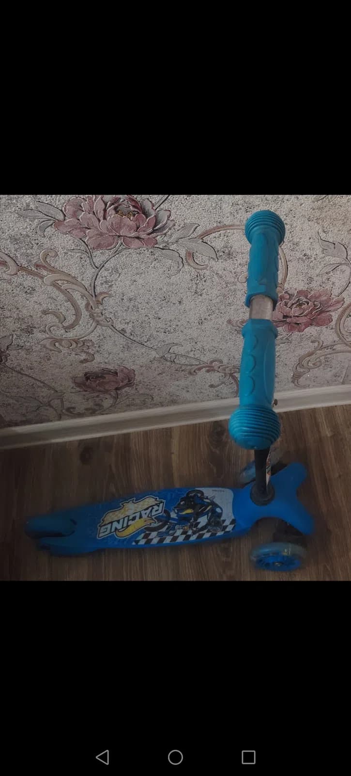 Oğlan uşağı skuteri, Yığılan skuter, Göy rəng