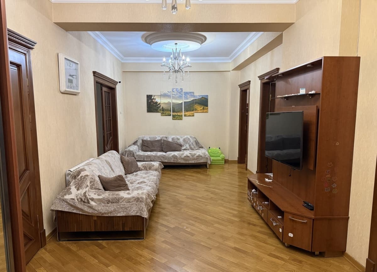 3 otaqlı mənzil 135 m² satılır