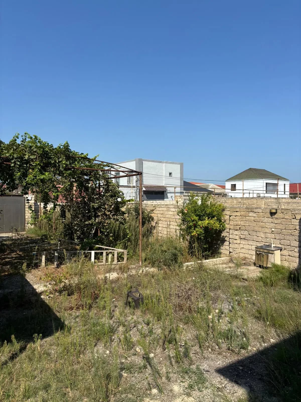6 otaqlı həyət evi 240 m² satılır
