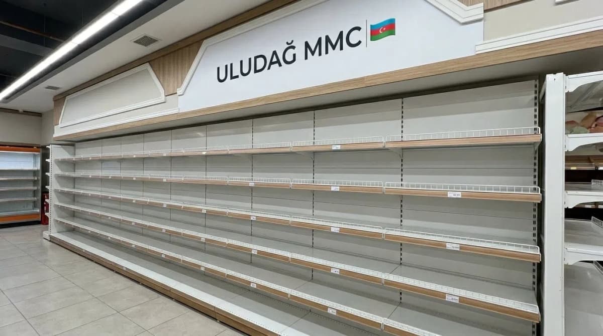 Mağaza vitrini və rəfləri
