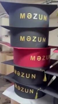 Məzun papaqları, qara və qırmızı rəng seçimləri ilə — şəkil 3