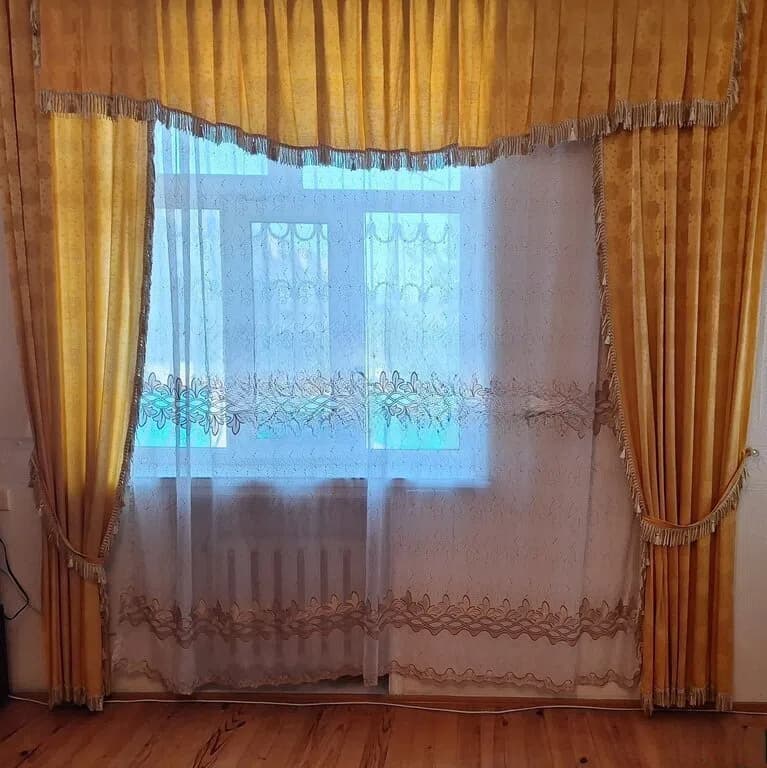 Qızılı rəng pərdə, jalüz