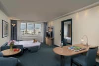 Rahat və geniş otel otağı — şəkil 2